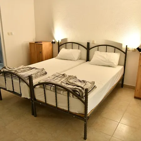 Hostal And