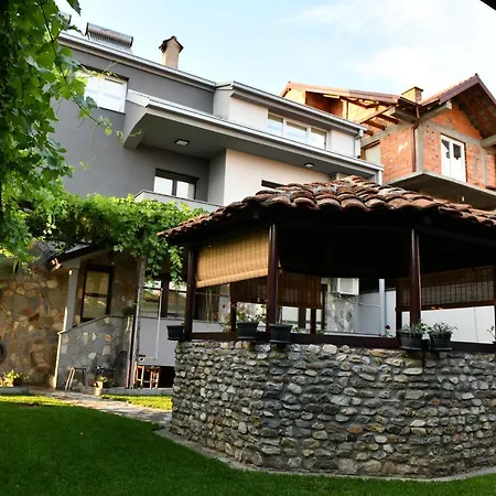 Hostal And *