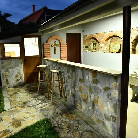 Hostal And *