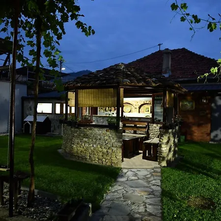 Hostal And *