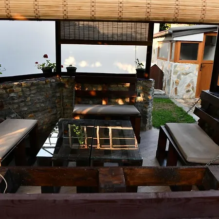 Hostal And *