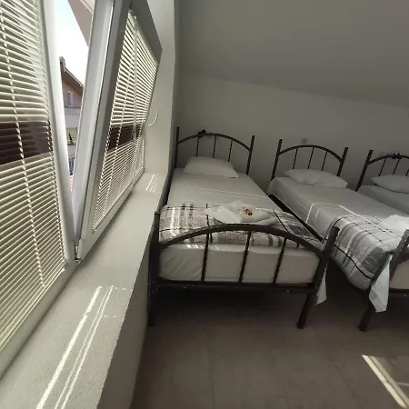 Hostal And *