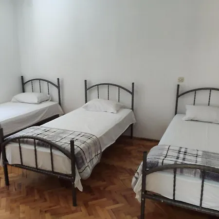 Hostal And